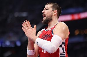 给机会不中用！祖巴茨接球扣篮被小波特大帽 随后拿球补扣但扣飞